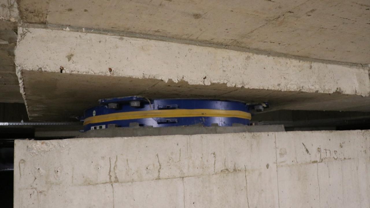 İzolatörler depremin şiddetini üst katlarda çok az hissettiriyor