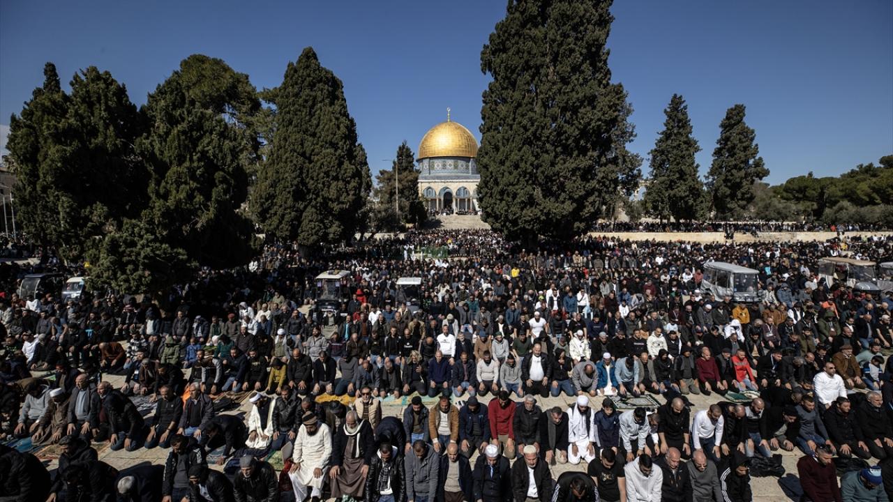 CUMA NAMAZINA 80 BİN KİŞİ KATILDI