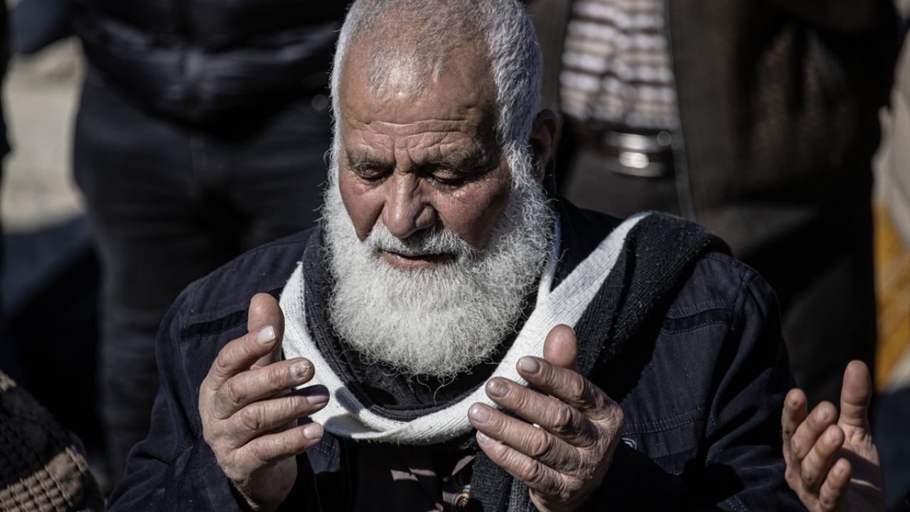 TÜRK OLDUKLARINI ANLAYINCA PARA DOLU POŞET BIRAKIP GİTTİ