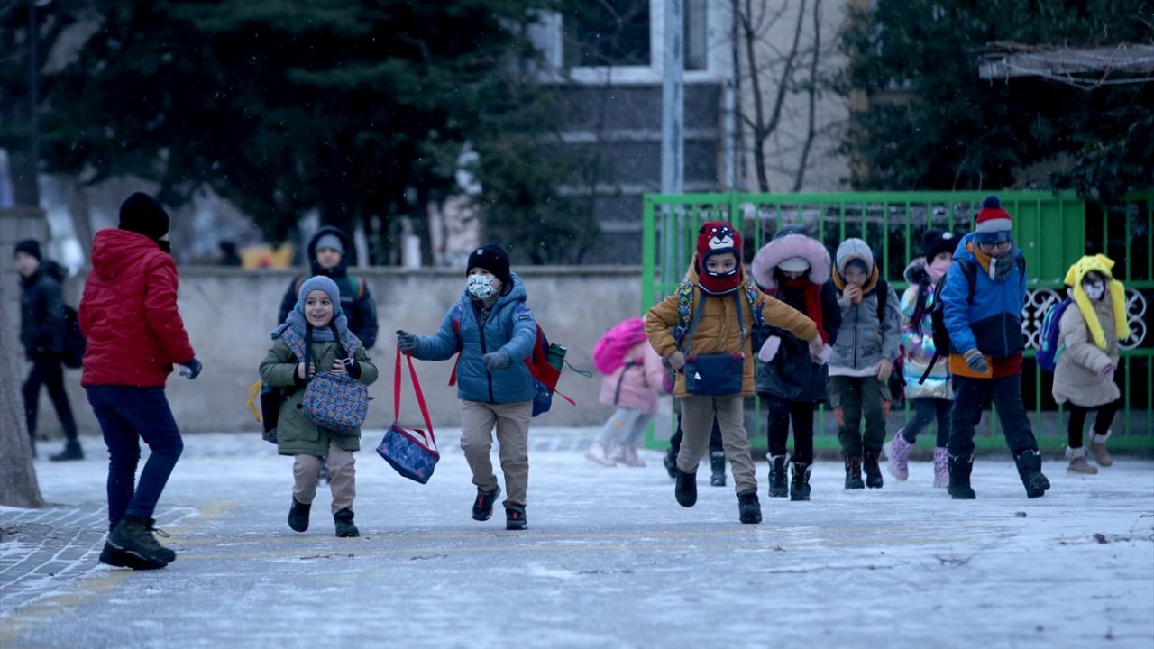 Depremin ardından 71 ilde öğrenciler ders başı yaptı