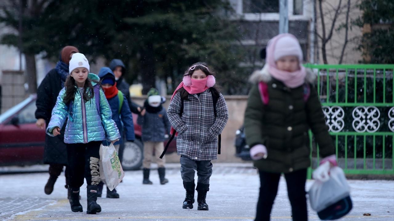 Depremin ardından 71 ilde öğrenciler ders başı yaptı