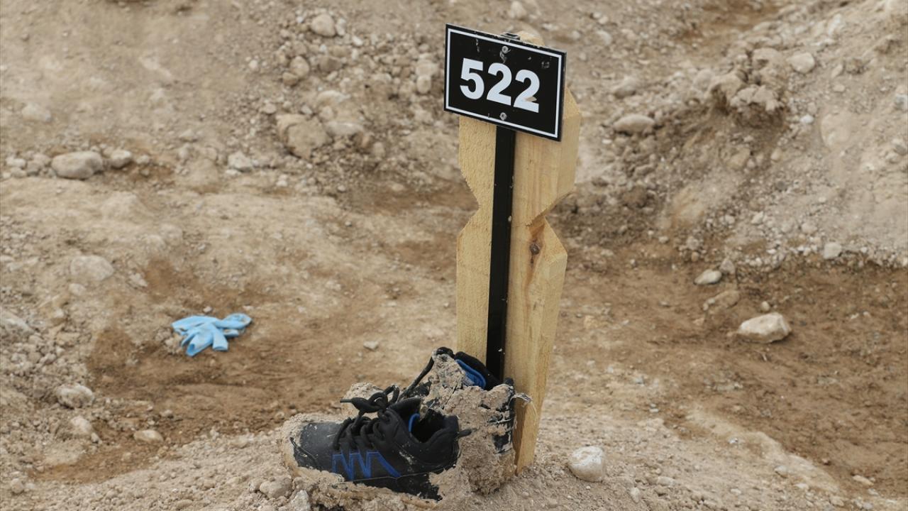 Kimi mezarın üstüne battaniye, kimine çocuk ayakkabısı konuldu