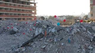 Depremde yıkılan anaokulunun enkazına balonlar bağlandı