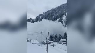 Rize'de çığ düşme anı kamerada