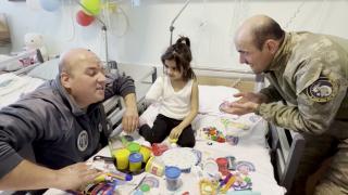 Mehmetçik'ten depremzede Fatma Ela'ya moral ziyareti