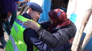 Jandarma kadın astsubaylar depremzedelerle yakından ilgileniyor