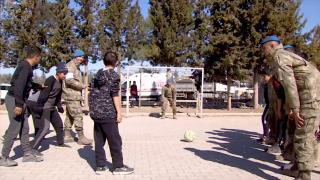 Mehmetçik depremzede çocuklarla maç yaptı