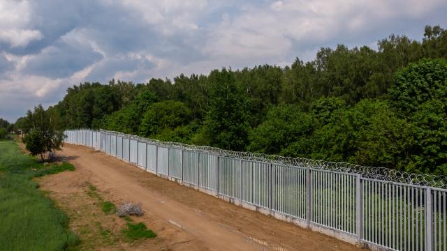 Polşa Belarus sərhədindəki hasarı 181 kilometrə qədər uzadıb