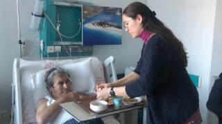 Muğla'da gençler depremzedeler için gönüllü refakatçi oldu