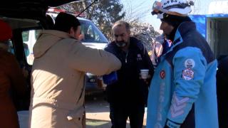 Deprem bölgesinde her sabah sıcak süt dağıtıyor