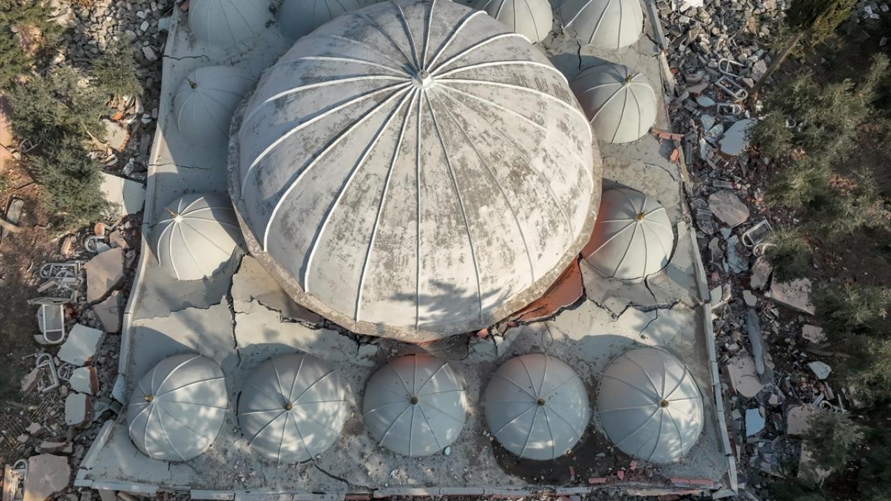 Caminin kubbesi olduğu gibi zemine çöktü