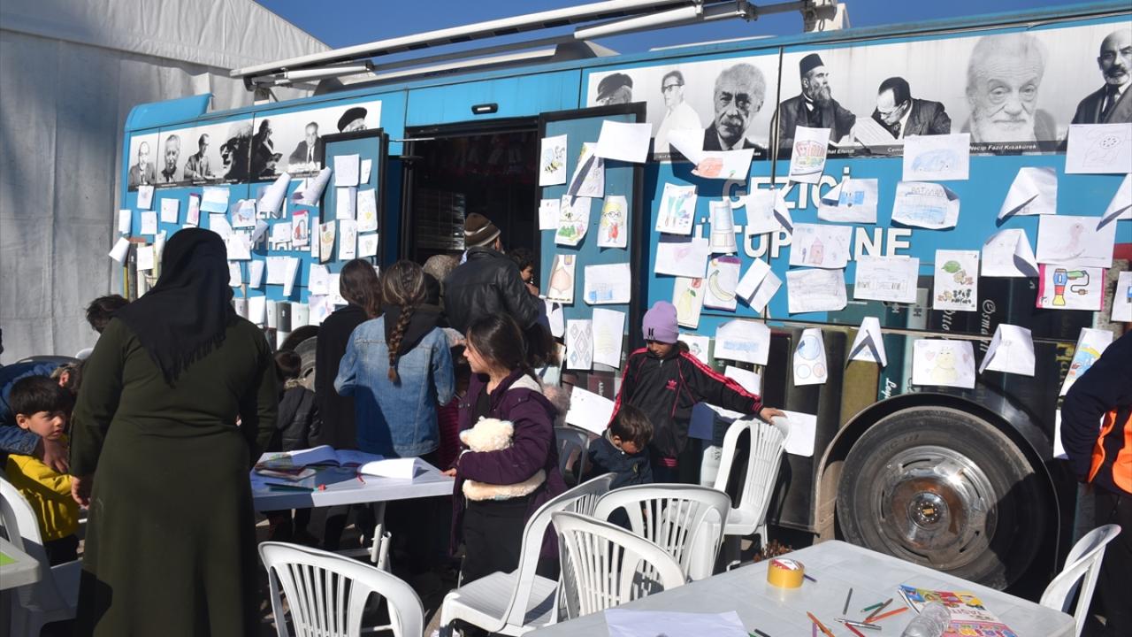 Depremin izlerini unutmaya çalışıyorlar