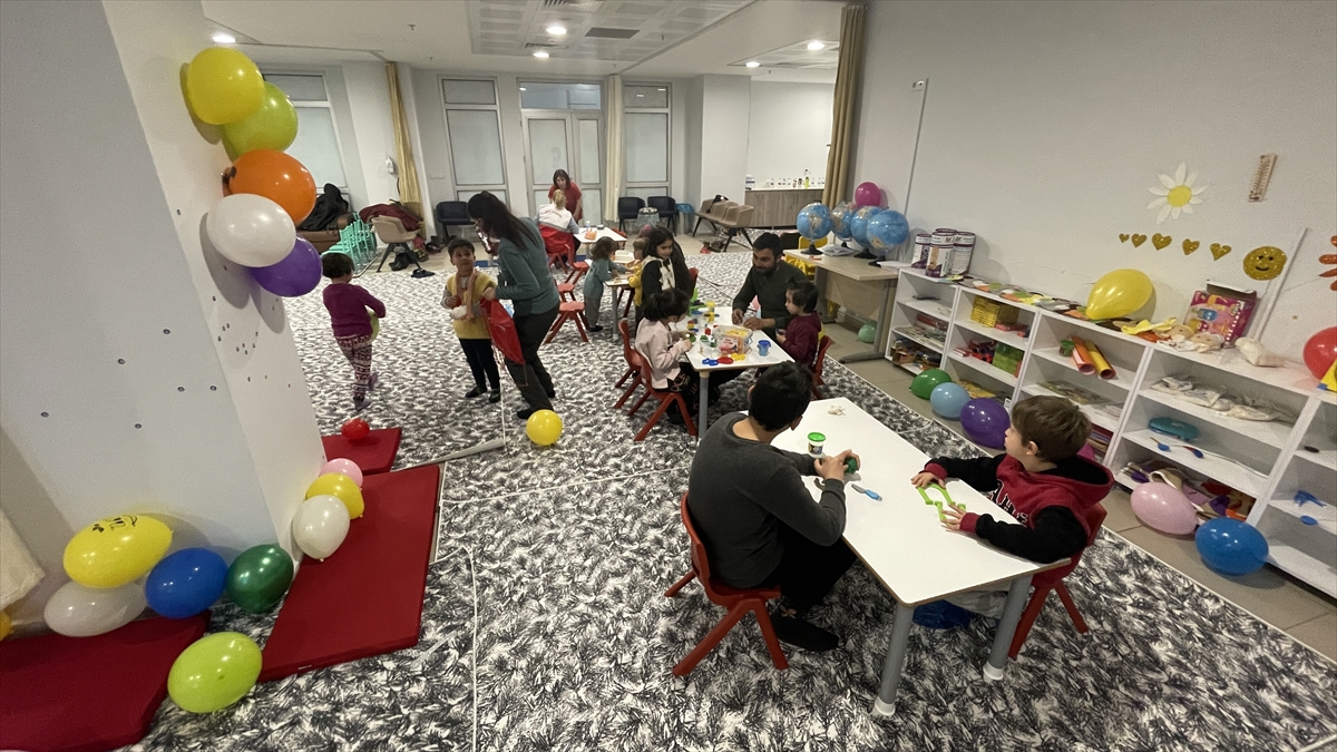 Resim çizip oyunlar oynuyorlar