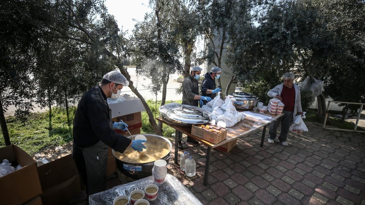 Çocuklar ve gençler için kumanya da hazırlanıyor