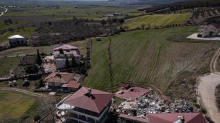 Depremde oluşan yarık mahalleyi ikiye böldü