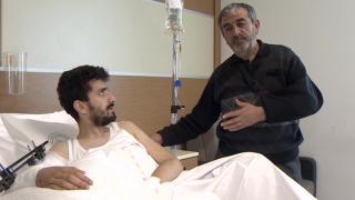 Yaşadığı binadan yara almadan çıktı, üzerine minarenin parçaları düştü