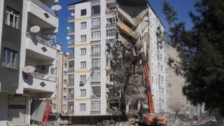 Diyarbakır'da ağır hasarlı binalar yıkılıyor