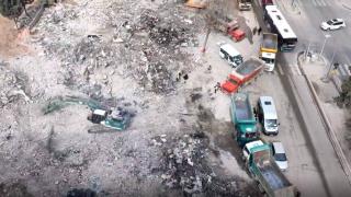 Depremde yıkılan binalarda enkaz kaldırma çalışmaları sürüyor