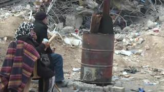 Kızı ve torunu için yoğun bakım ve enkaz arasında mekik dokuyor