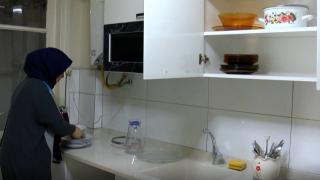 Evini depremzede aileye tahsis etti