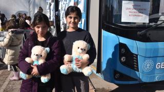 Depremzede çocuklar gezici kütüphane otobüsü ile moral buldu