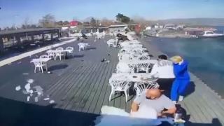 Sakarya'da rüzgar ortalığı birbirine kattı: Masa, sandalye, tabaklar havada uçuştu