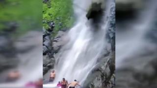 Şelaleye giren ailenin üzerine ağaç düştü: 1 ölü, 4 yaralı