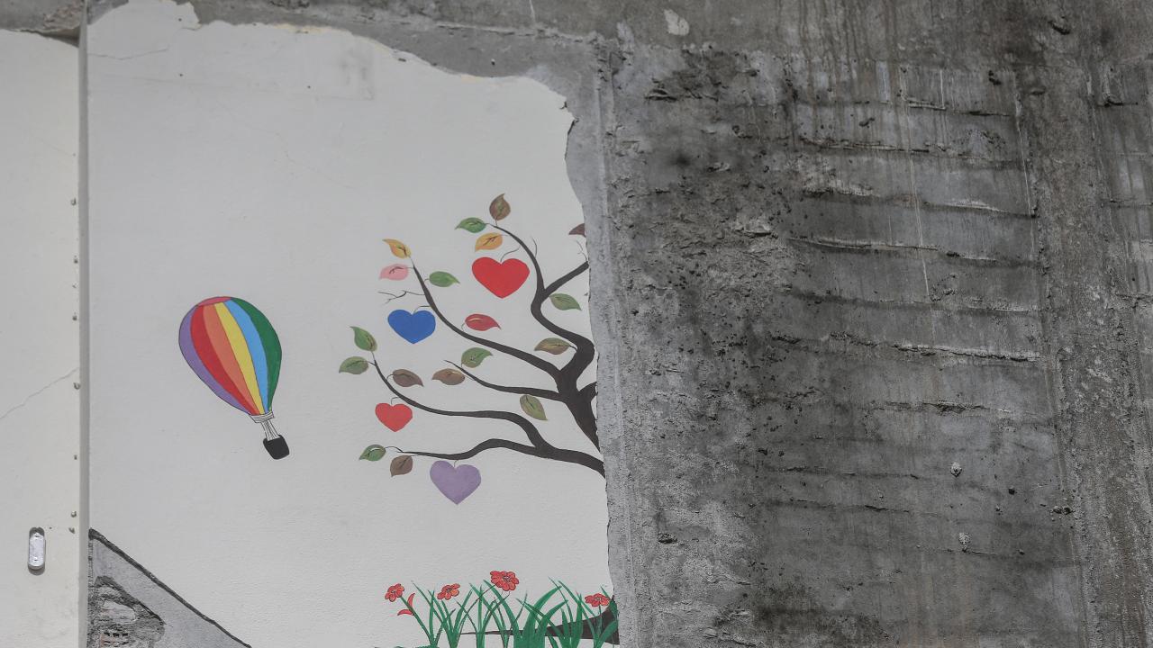 Enkaza dönen binalarda yakınlarını ve arkadaşlarını kaybettiğini ifade eden Duman, şunları söyledi: