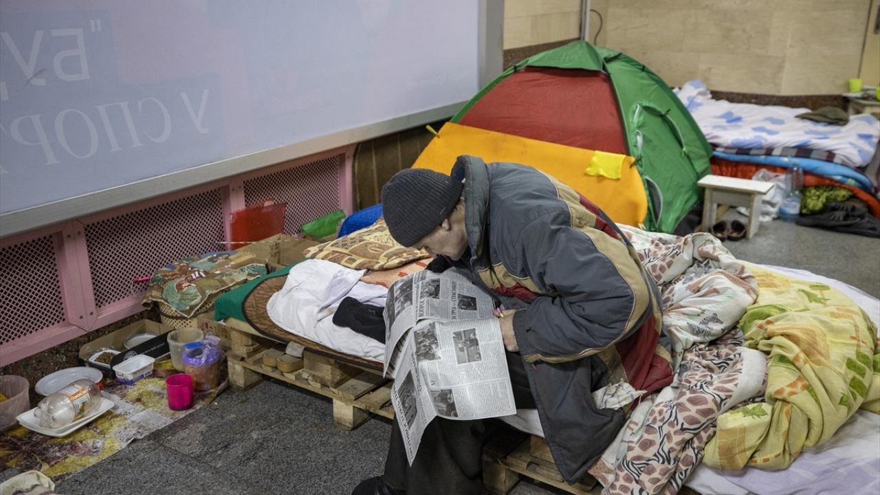 Harkiv`de bir yıldır metro istasyonunda yaşayan siviller