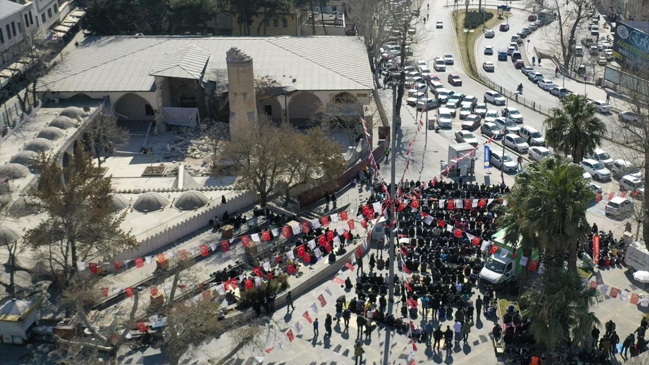 Kahramanmaraş`ta hasar gören Ulu Caminin yanında cuma namazı kılındı
