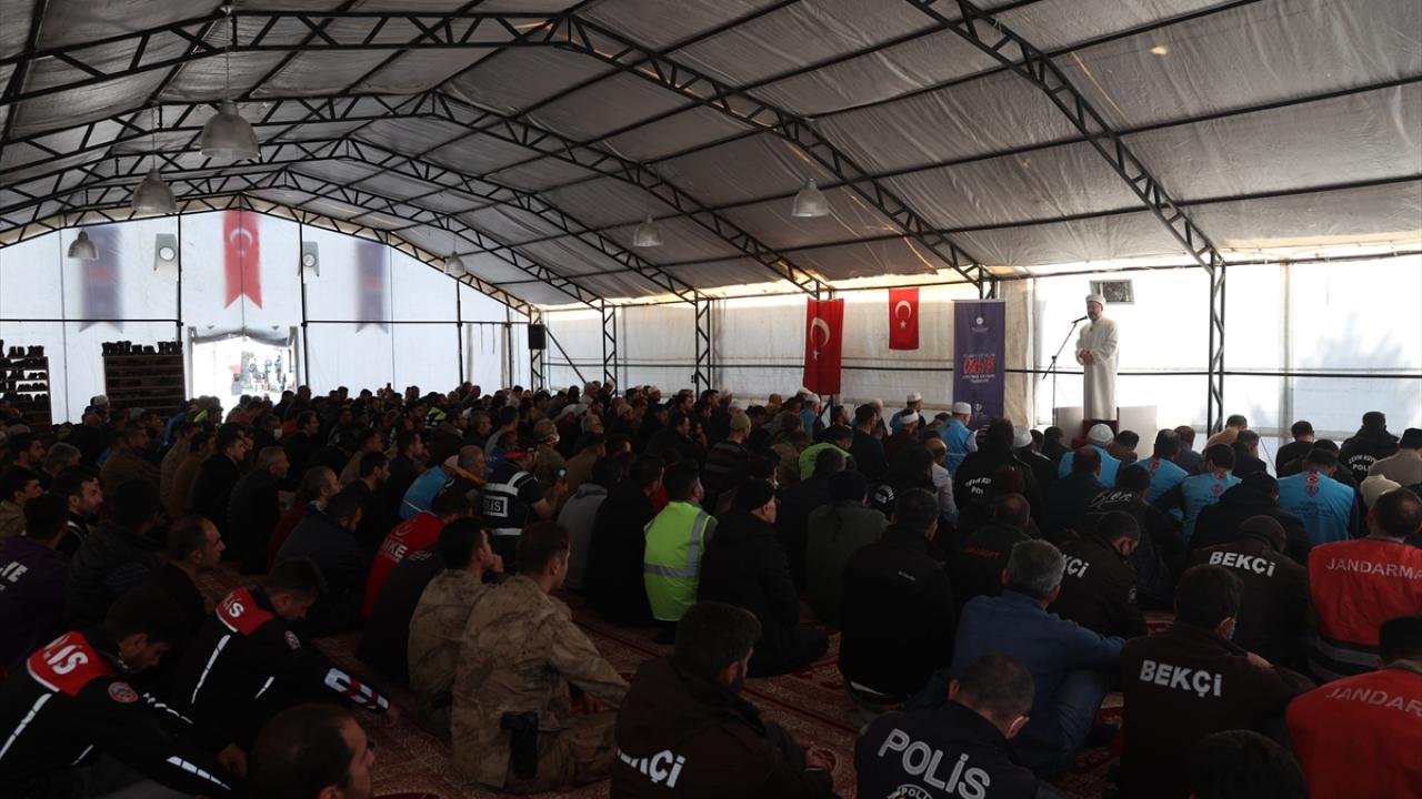 Diyanet İşleri Başkanı Erbaş, Hatay`da cuma namazı kıldırdı