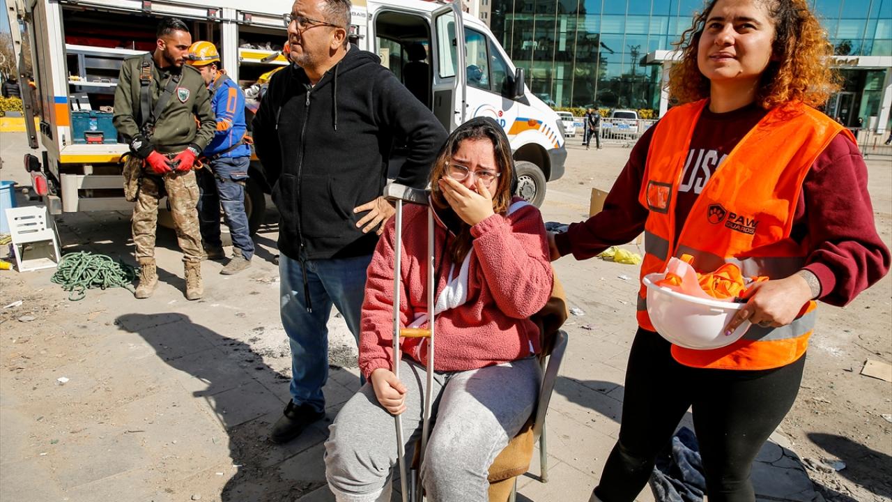 Kedisine seslenerek kurtarılmasına yardımcı oldu