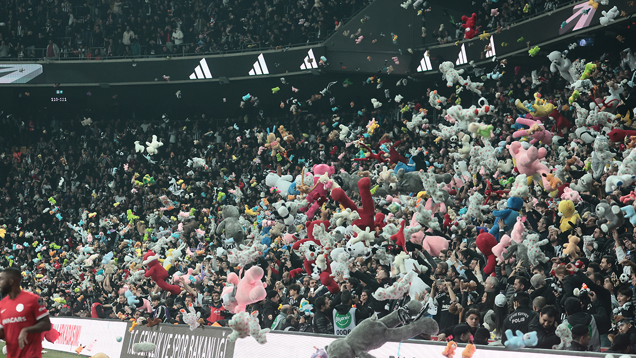 Taraftalar depremzede çocuklar için sahayı oyuncaklarla donattı