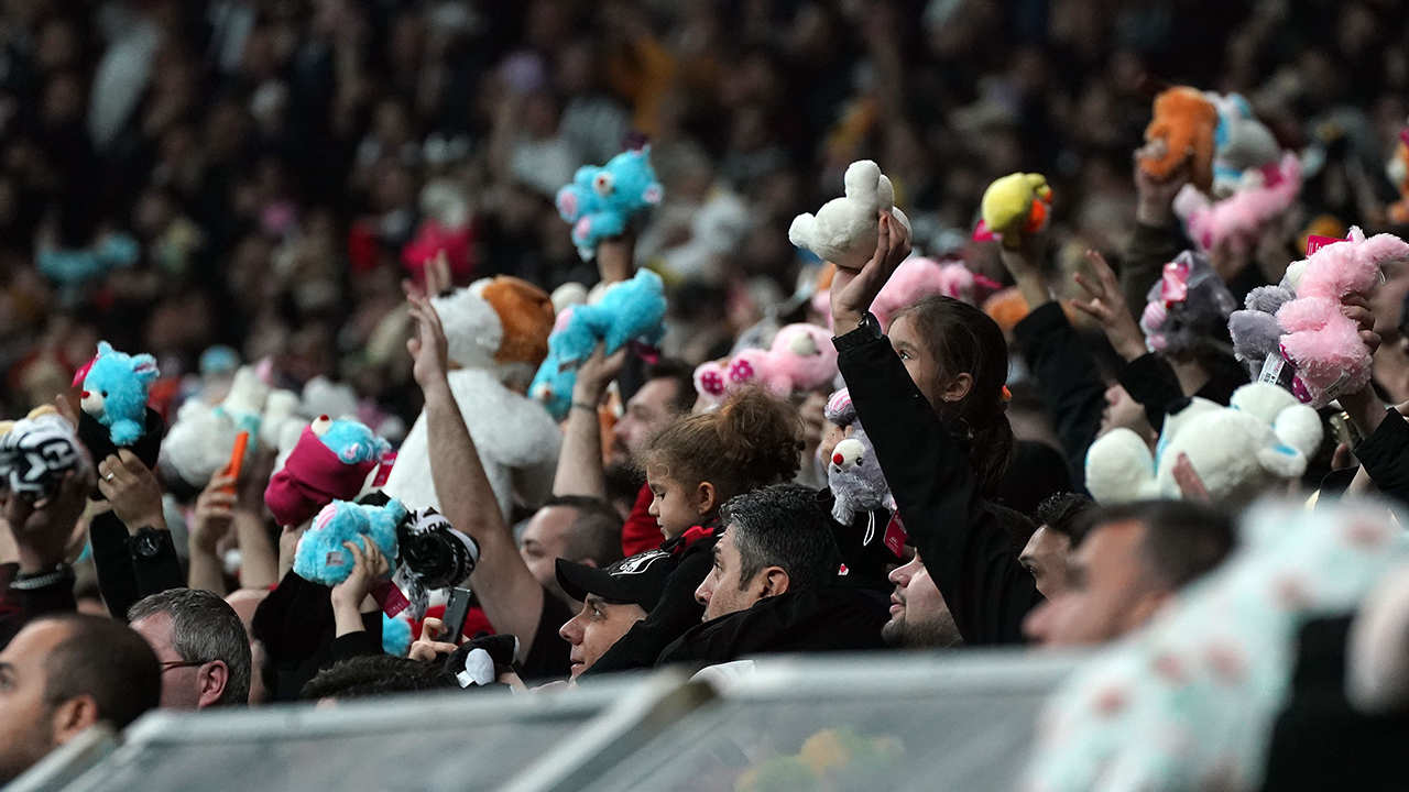 Taraftalar depremzede çocuklar için sahayı oyuncaklarla donattı