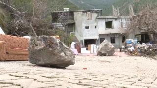 Depremde iki felaketi birden yaşadılar: Amanoslar köye indi