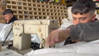 İki kardeş depremzedeler için yüzlerce çadır dikti