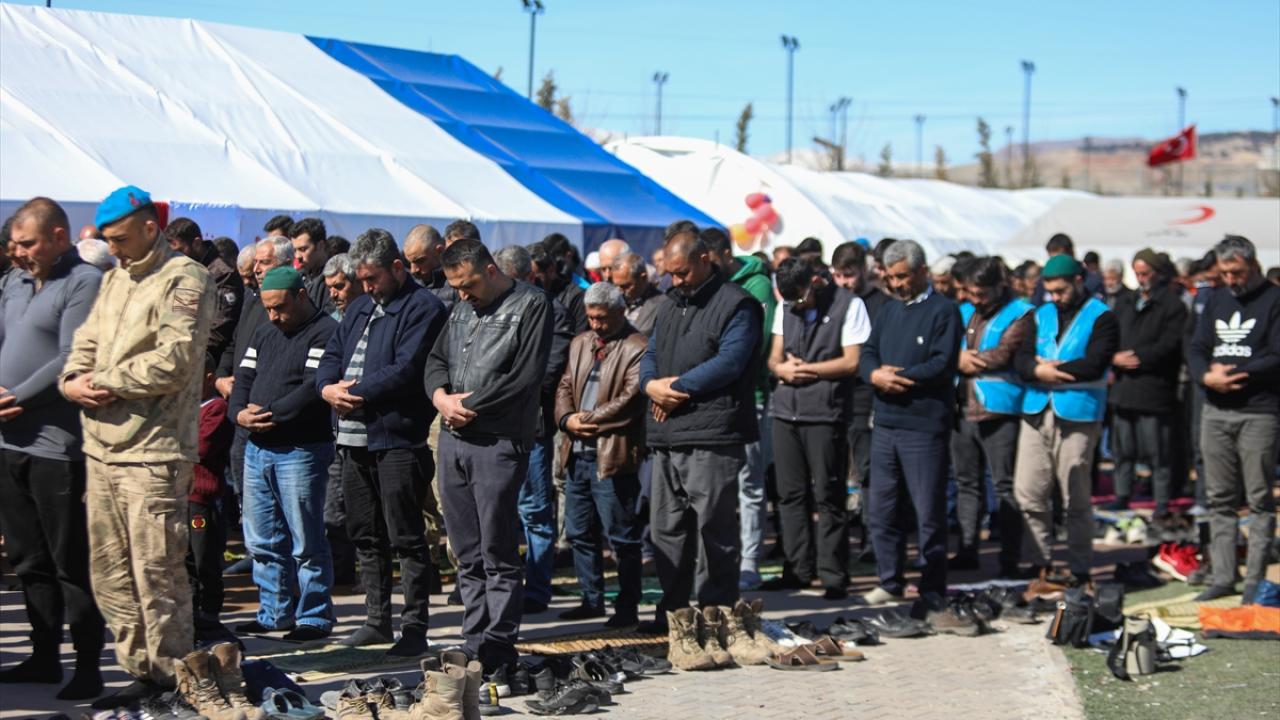 Depremden etkilenen kentlerde cuma namazı kılındı
