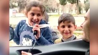 Depremzede küçük kızdan polisleri duygulandıran şarkı