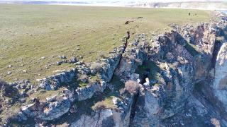 Deprem Fırat Nehri kıyısında yarıklar oluşturdu