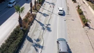 İskenderun'da ikiye ayrılan yol dronla görüntülendi