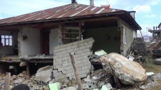 Dağdan kopan kayalar iki köyü birden vurdu