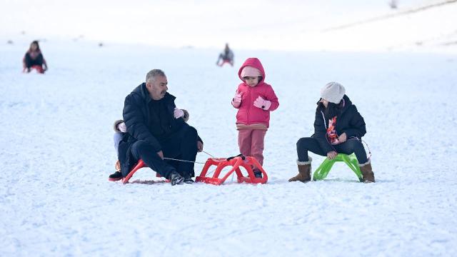 Depremzedeler Van’da kayak yaparak acı günleri unutmaya çalıştı