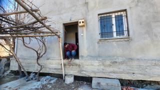 Depremden etkilenen ev 30 santimetre yükseldi, 2 metre kaydı