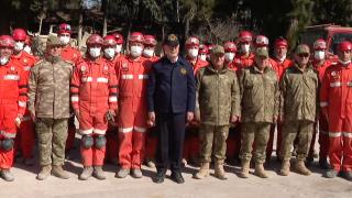 Bakan Akar'dan enkazdan 326 canı çıkaran Mehmetçiğe ziyaret