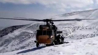 Mehmetçik helikopterlerle köylere yardım ulaştırıyor