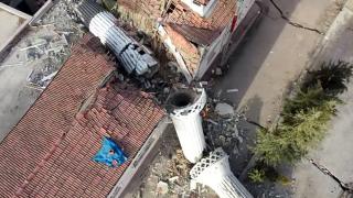 Adıyaman'da minare binayı ikiye böldü