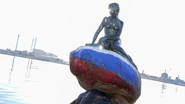 Danimarkadaki Küçük Deniz Kızı heykeli Rus bayrağının renklerine boyandı
