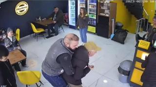 Yaşlı adamın Heimlich manevrası ile kurtarıldığı anlar kamerada