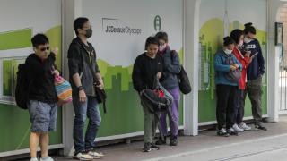 Hong Kong'da 945 gün sonra maske zorunluluğu kaldırıldı