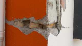 Malatya'da kolonların aralarından tahta parçaları çıktı